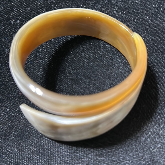 Multi colored Buffalo horn/bone bracelet size 6.35 cm and ring size 7. - Picture 3 of 4